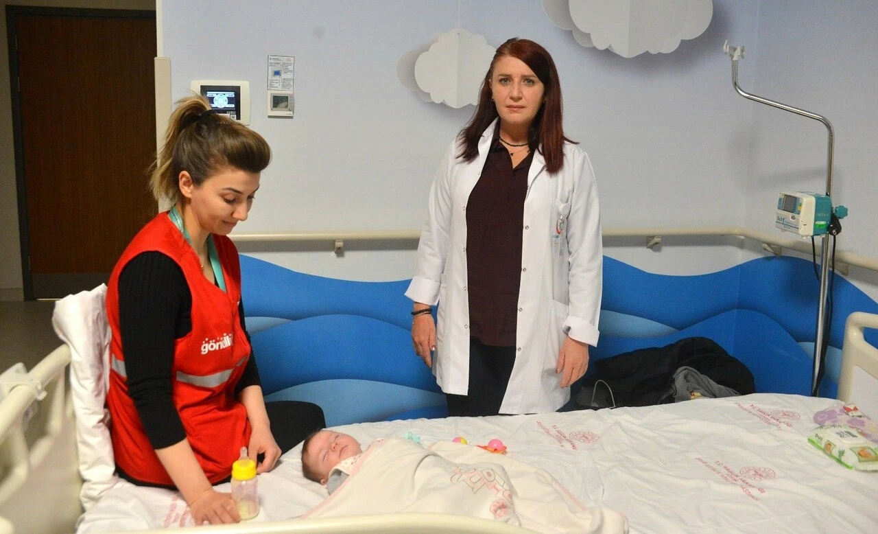 Enkazdan çıkan bebeğin anne ve babasından haber yok