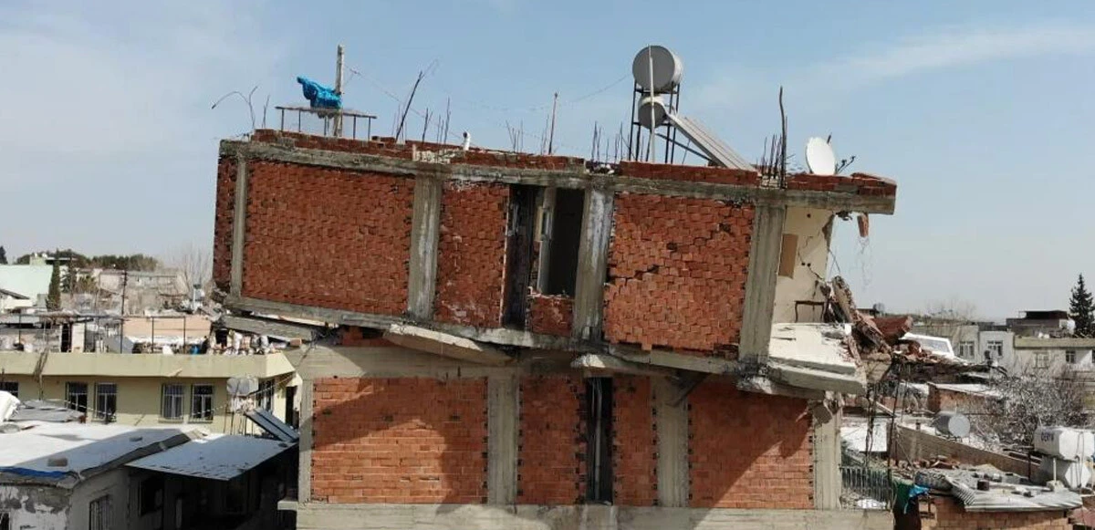 Depremin yıktığı binadan ilginç görüntü: Üçüncü kat kayboldu