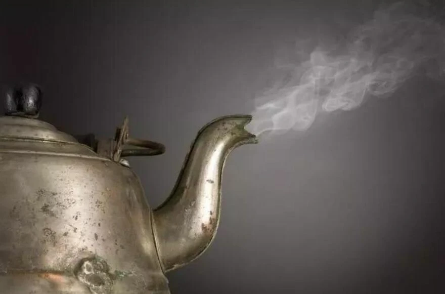 Bu karışım ayna gibi yapıyor: Misafir çatlatan 5 dakikada göz kamaştırıcı çaydanlık parlatma yöntemi!