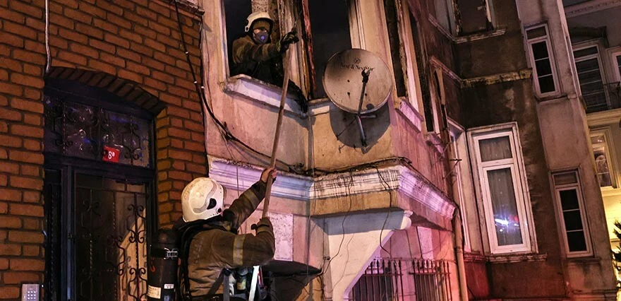Beyoğlu’nda korkutan yangın: Mahsur kalan 2 kişiyi itfaiye ekipleri kurtardı