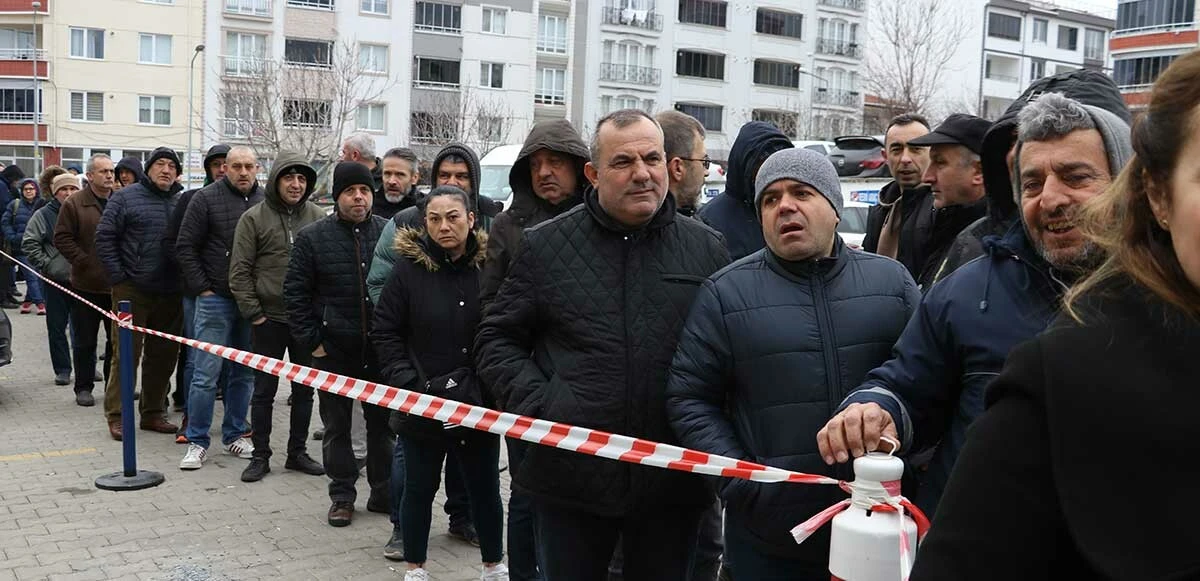 EYT çıktı, SGK binalarında uzun kuyruk oluştu! Vatandaşlar akın etti