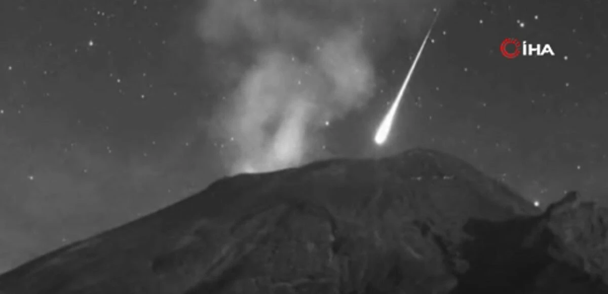 Popocatepetl Yanardağı’nın yakınına düşen göktaşı böyle kaydedildi
