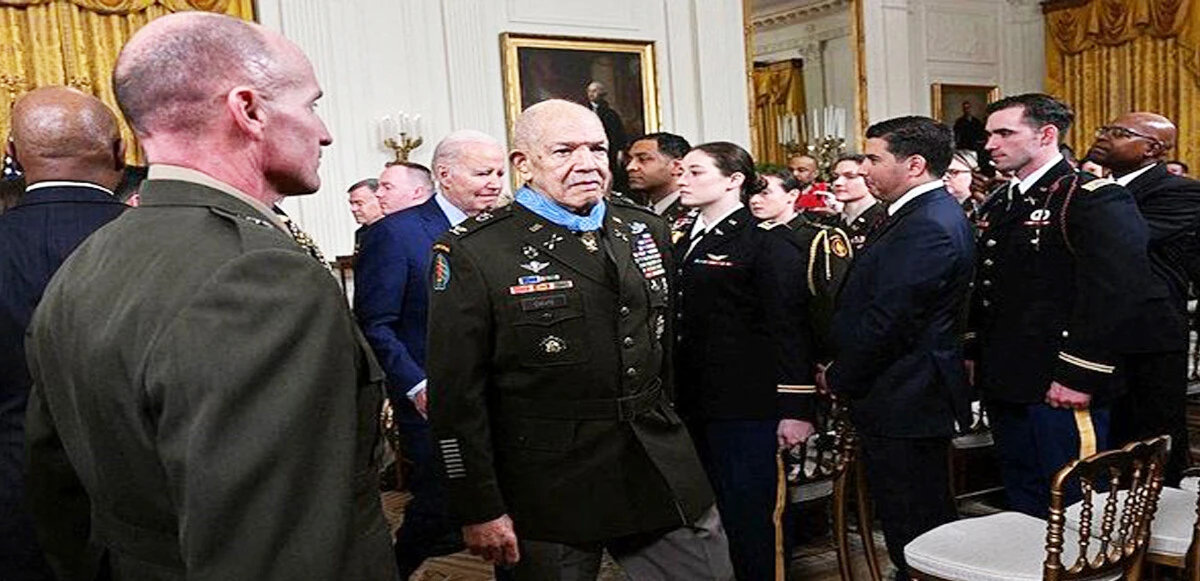 Siyahi diye verilmeyen şeref madalyasını 58 yıl sonra aldı! Madalyayı Biden taktı