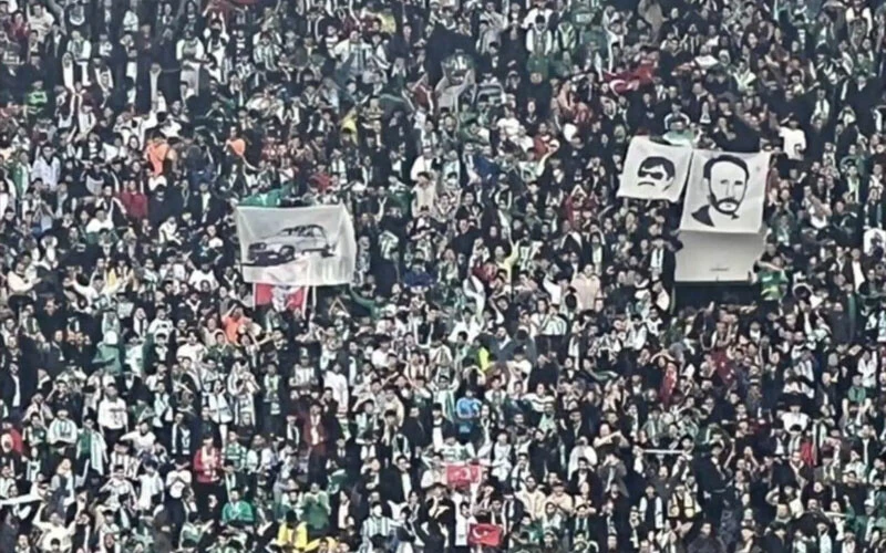 Bursaspor-Amedspor maçında saha savaş alanına döndü! Tribünlerdeki 'Beyaz toros' ve 'Yeşil' pankartlarına soruşturma...