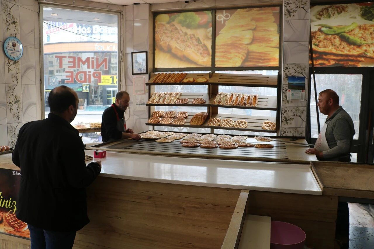 Sivaslı fırıncıdan örnek davranış: Depremzede misafirlerimizin ekmekleri bizden...