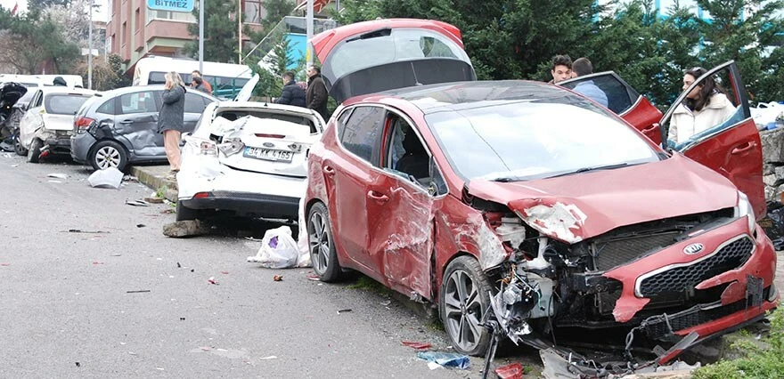 Park halindeyken hareket eden hafriyat kamyonu 14 aracı biçti