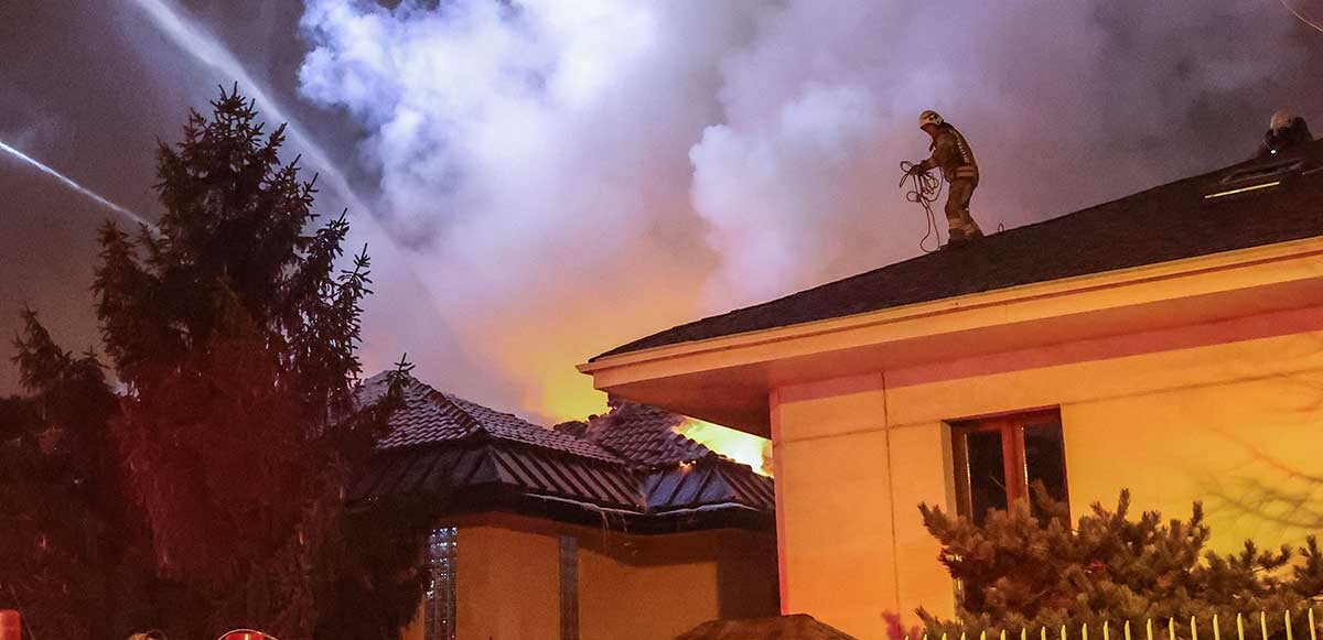 Üsküdar’da 2 katlı lüks villa alev alev yandı