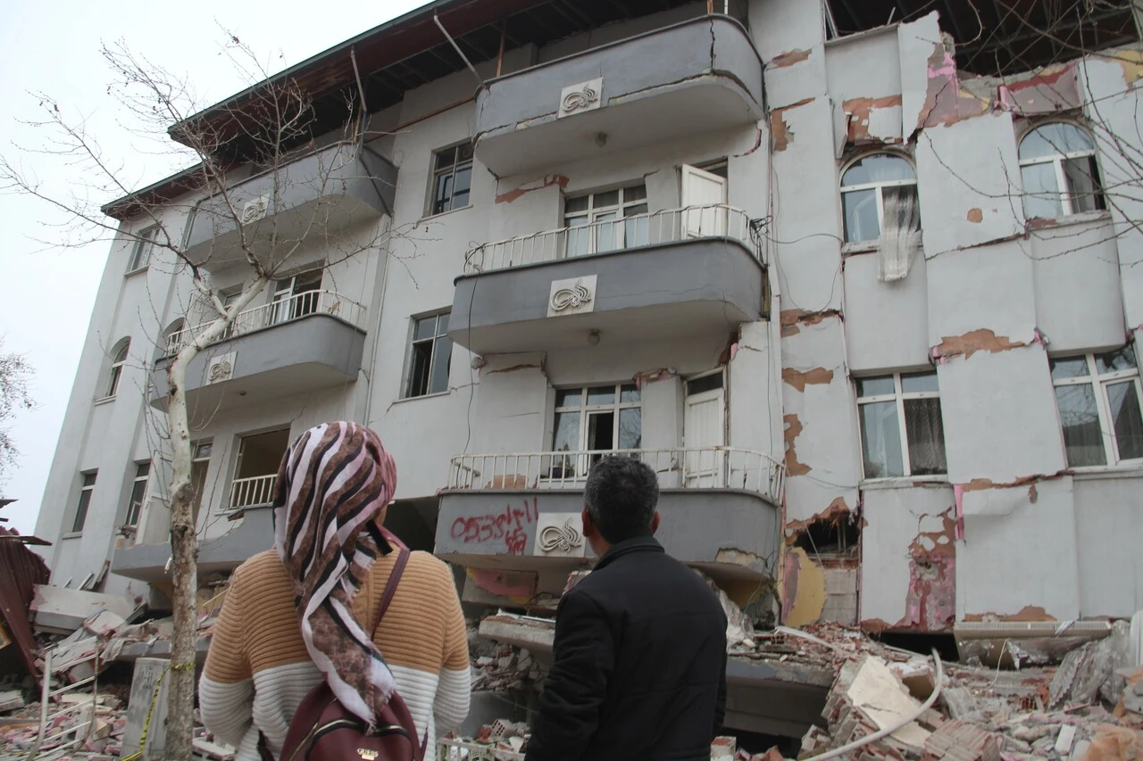 İnternet kablosu hayat kurtardı: Depreme 3. katta yakalanan anne ve iki çocuğunun kurtuluş hikayesi