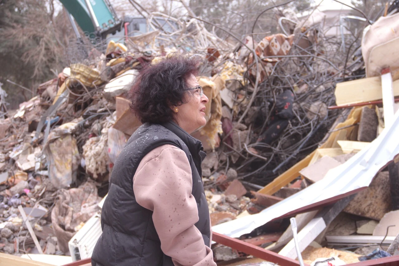 Enkaz başında gece gündüz kedilerini arıyor: Evlerime ve eşyalarıma üzülmüyorum