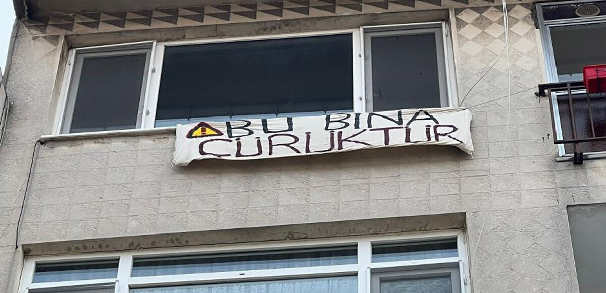 Kadıköy’de evi boşaltan kiracıdan vatandaşlara pankartlı uyarı: Bu bina çürüktür