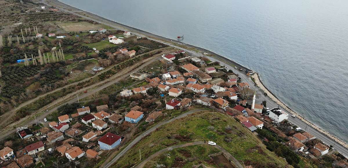 Fay hattı üzerinde yaşam: 111 yıldır uyuyan ve Yunanistan&#039;a kadar uzanan KAF hattı denize sıfır olan köyü tedirgin etti!