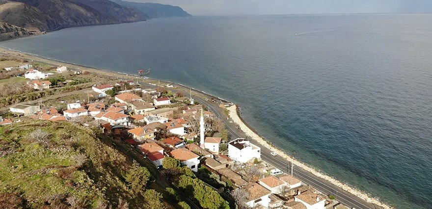 Fay hattı üzerinde yaşam: 111 yıldır uyuyan ve Yunanistan'a kadar uzanan KAF hattı denize sıfır olan köyü tedirgin etti!