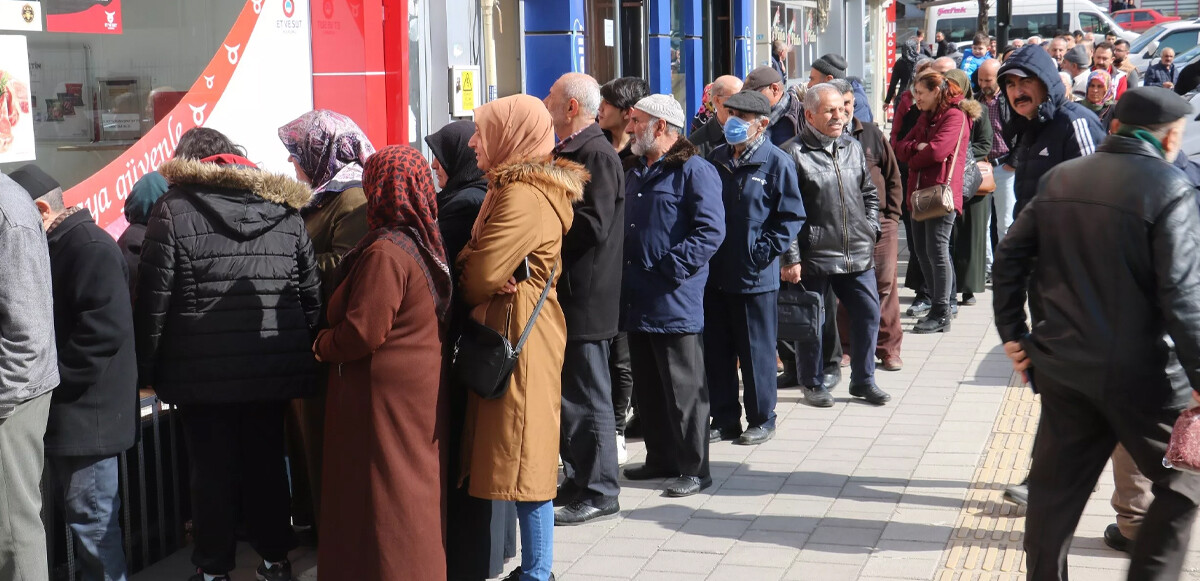 Sivas&#039;ta ucuz et kuyruğu: Yarı yarıya fiyata yoğun talep