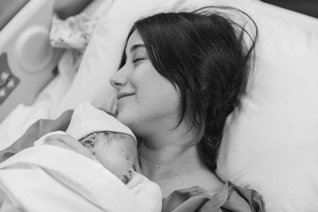 Hazal Kaya ikinci çocuğunu dünyaya getirdi: İşte kızıyla ilk pozu!