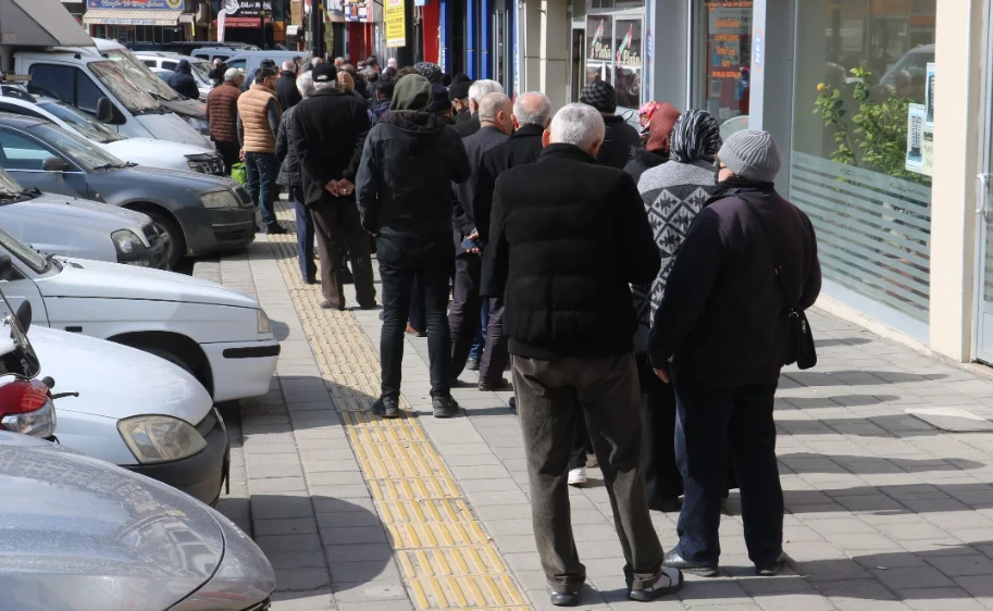 Sivas'ta ucuz et kuyruğu: Yarı yarıya fiyata yoğun talep