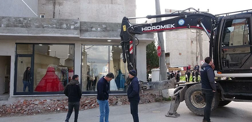 Depreme dayanıksız ve kaçak binanın yıkılmaması için kendilerini dükkana kilitlediler