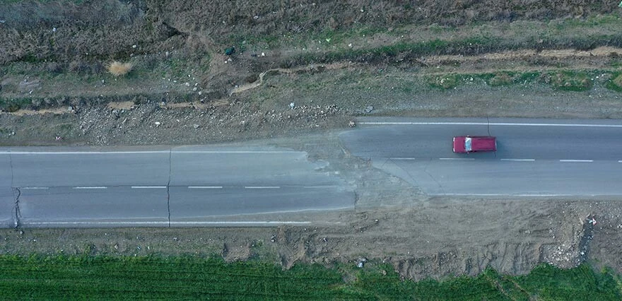Deprem sonrası korkutan görüntü: Yollar çöktü, şeritler kaydı
