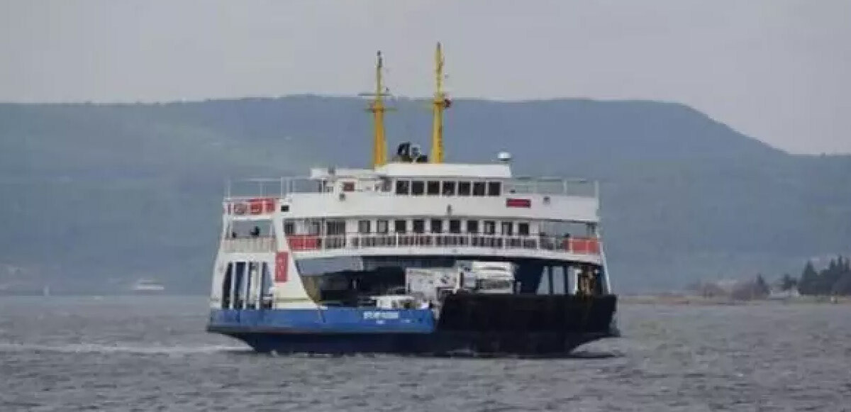 Gökçeada ve Bozcaada feribot seferlerine &#039;fırtına&#039; engeli