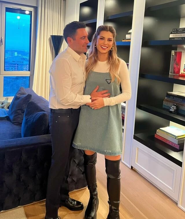 Nazlı Sabancı hamilelik müjdesi verdi: Üzerindeki elbisenin fiyatı dudak uçuklattı!