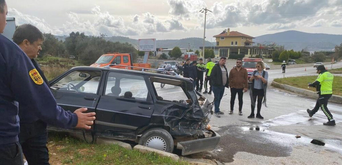 Muğla&#039;da feci kaza! Minibüs ile otomobil çarpıştı: Ölü ve yaralılar var