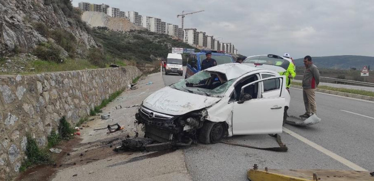 İzmir&#039;de feci kaza: 2 ölü, 1 ağır yaralı