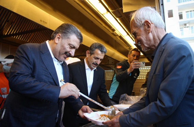 Bakan Koca depremzedeler ile buluştu, vatandaşlara yemek dağıttı