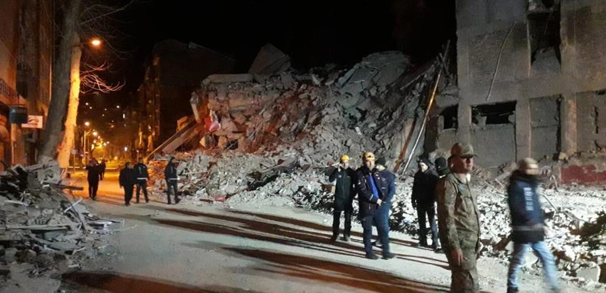 Son dakika! Malatya'da ağır hasarlı bina çöktü