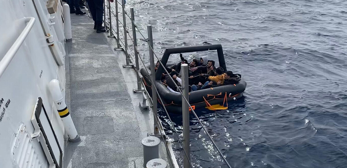Türk kara sularına itilen 60 düzensiz göçmen Sahil Güvenlik Komutanlığı tarafından kurtarıldı 