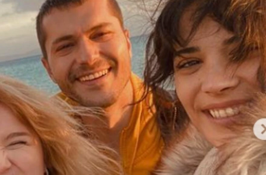 Dizilerin karizmatik ismi çocukluk arkadaşıyla evlendi! Ani evliliğin altından tayin meselesi çıktı!