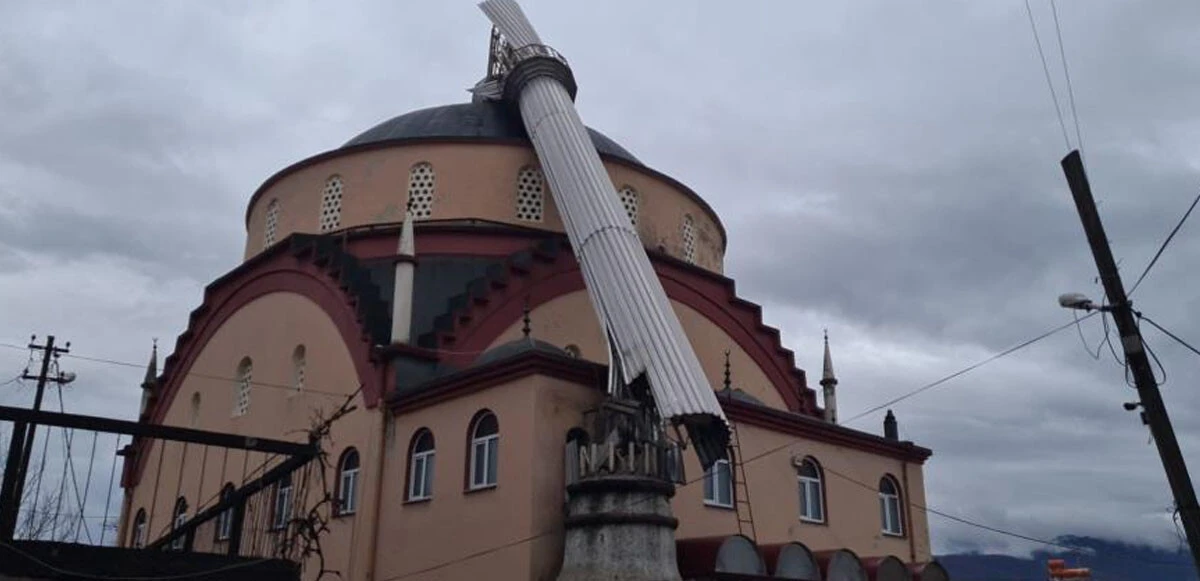 Görenleri hayrete düşürdü: Şiddetli rüzgar caminin minaresini yıktı