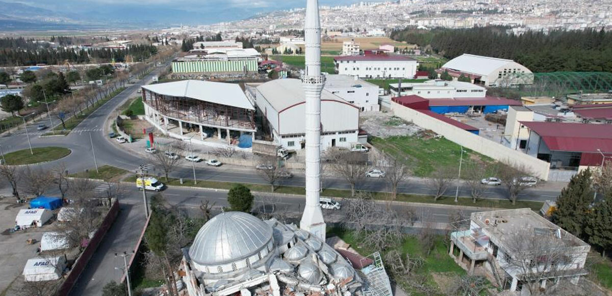 Deprem sonrası cami yıkıldı, minaresi ayakta kaldı