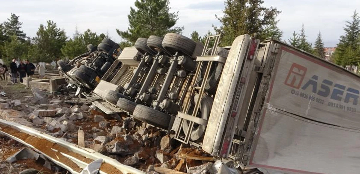 Freni boşalan tır dehşet saçtı: Deprem oluyor sandık