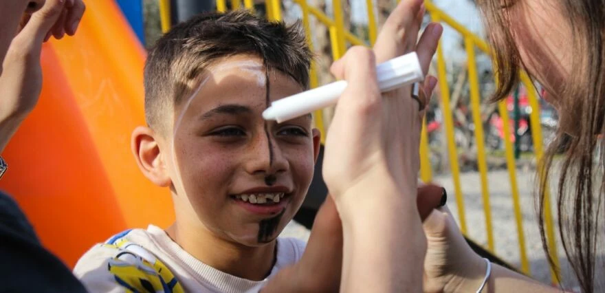 Beşiktaş taraftarının sahaya attığı oyuncaklar depremzede çocuklara ulaştı