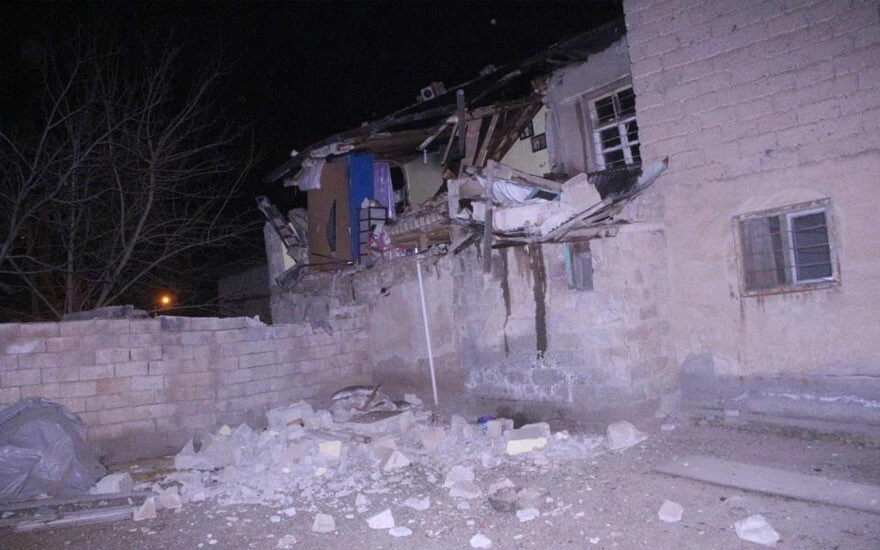 Soba bomba gibi patladı, ev kısmen çöktü: 2 kişi yaralı