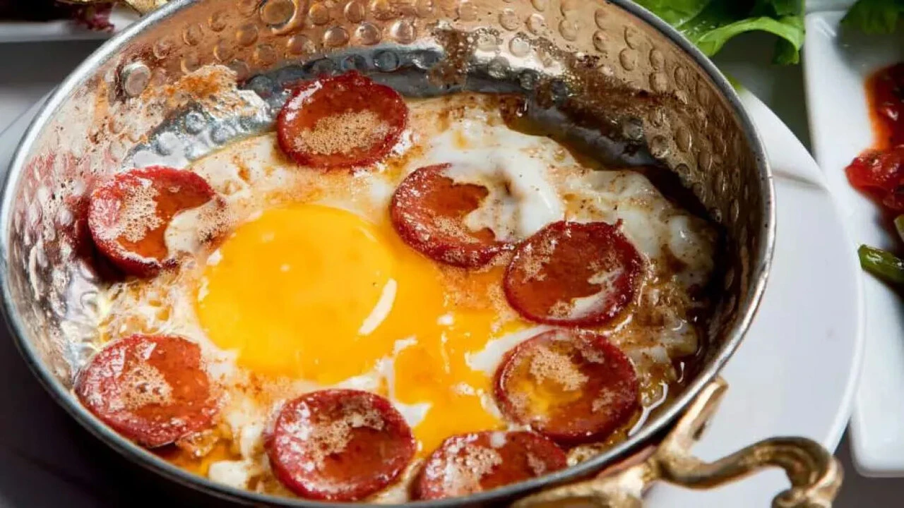 Kahvaltının vazgeçilmezi sucuklu yumurta ölüm saçıyor: Hangi kanserleri tetikliyor, sağlığınızı nasıl etkiliyor?