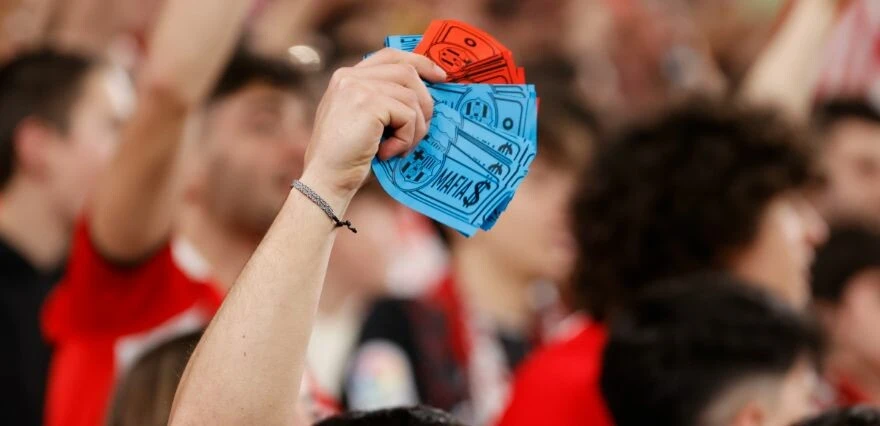 Athletic Bilbao taraftarları Barcelona'ya sahte para fırlattı