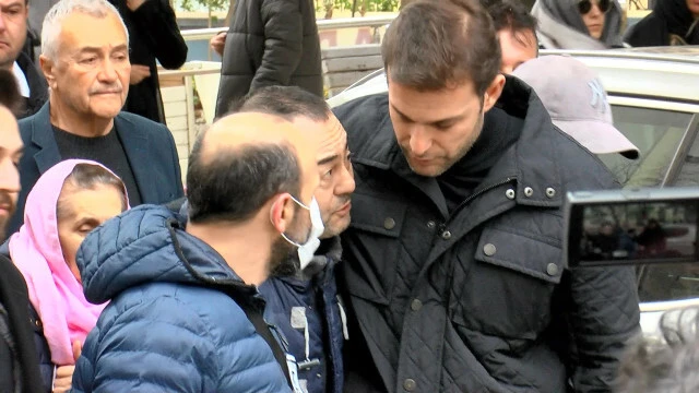 Ayakta durmakta zorlanan Serdar Ortaç kardeşini son yolculuğuna uğurladı!