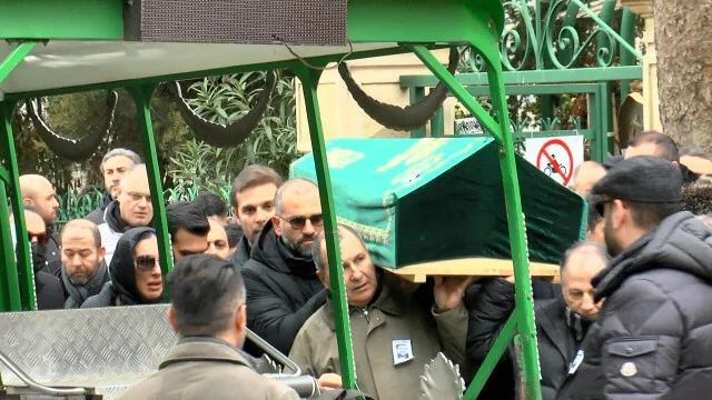 Ayakta durmakta zorlanan Serdar Ortaç kardeşini son yolculuğuna uğurladı!