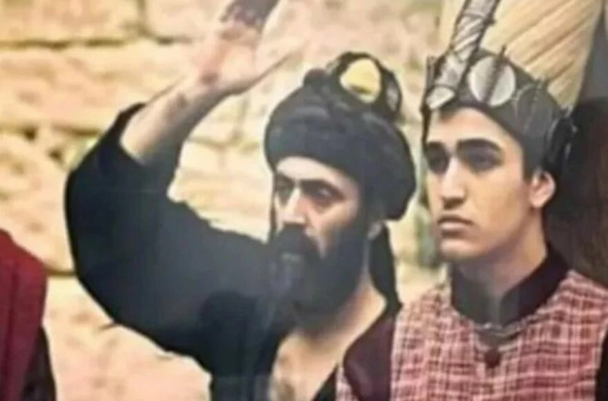 Fotoğraftakini tanıdınız mı? Yalı Çapkını'nın Ferit'i bakın hangi dizide figüranlık yapmış!