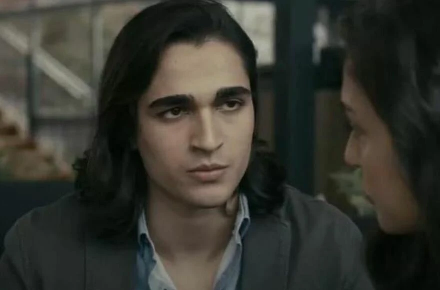 Fotoğraftakini tanıdınız mı? Yalı Çapkını'nın Ferit'i bakın hangi dizide figüranlık yapmış!