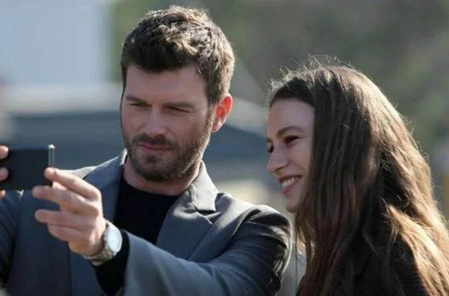 Taçsız Prenses dizisinin yarışta kalması zorlaştı. Salı gününe dahil olan bir yeni dizi rekabeti artırmaya devam ederken; özellikle bugünün reytingleri önem kazandı. İşte detaylar…