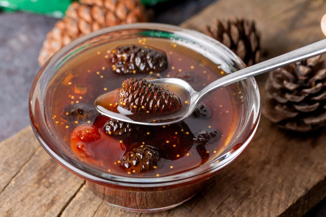 Gribi bıçak gibi kesiyor, akciğerleri tertemiz yapıyor! İşte öksürük şurubundan katbekat etkili şifalı doğal şurup tarifi