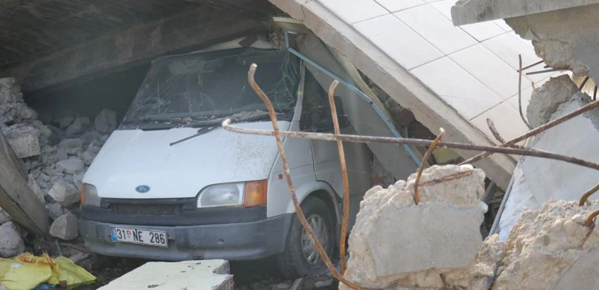 Depremde evleri üzerlerine yıkıldı: 4 kişilik aile traktör ve minibüs sayesinde kurtuldu