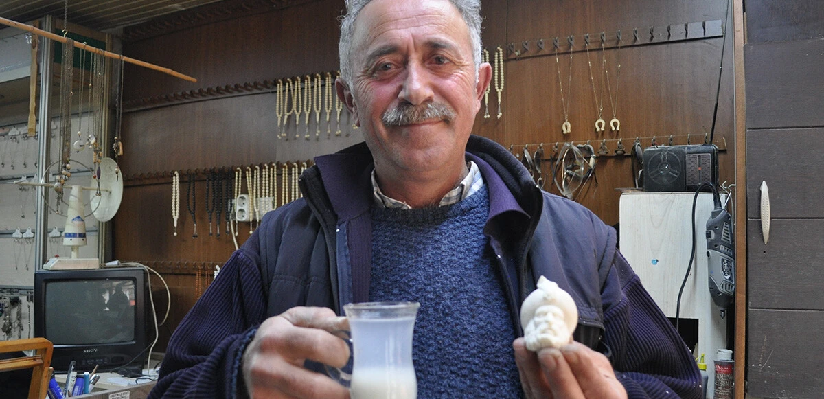 Müşterileri şaşkınlığa uğruyor, çayına ve suyuna karıştırıp içiyor: Tam bir şifa kaynağı değişik maden