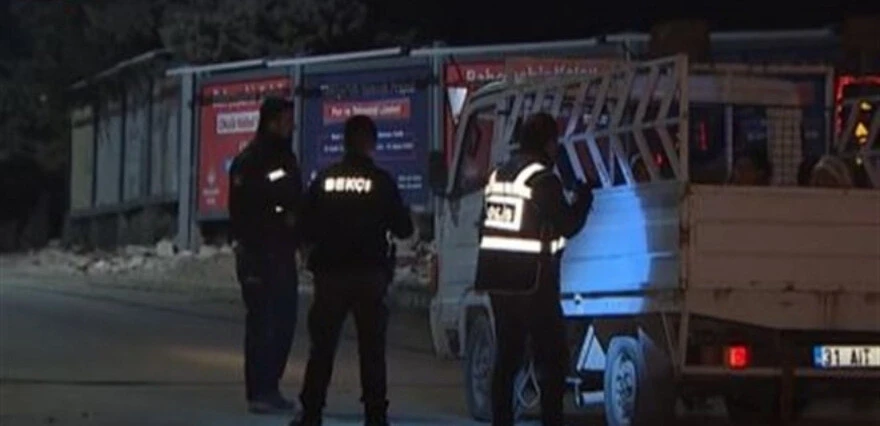 Hatay'da iki farklı hayat: Boşaltılan evler polis ve bekçilere emanet