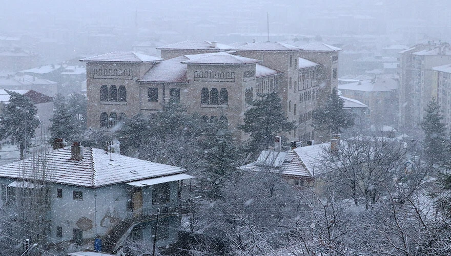 Son dakika! 4 ilde eğitime kar engeli: Tatil haberleri peş peşe geldi