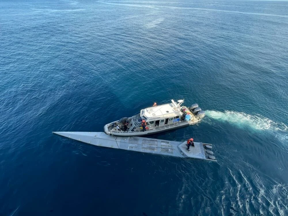 Pasifik'teki denizaltıda 87.7 milyon dolarlık kokain yakalandı! İki de ceset bulundu