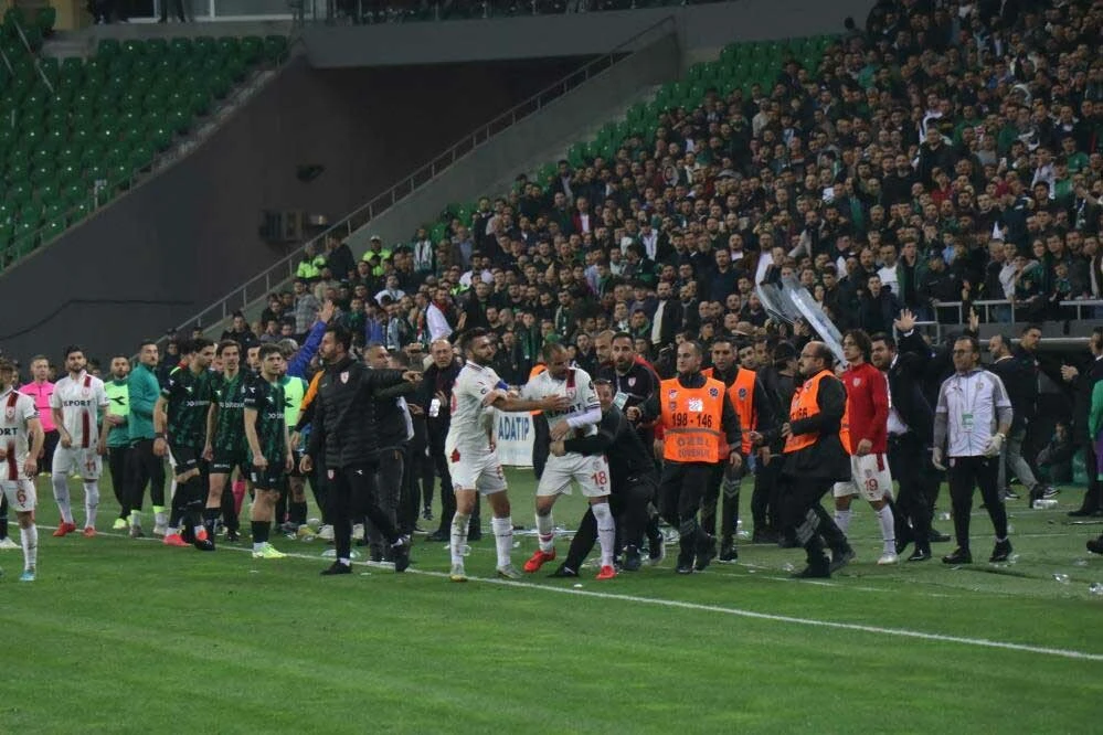 Olaylı Sakaryaspor-Samsunspor maçına ceza yağdı