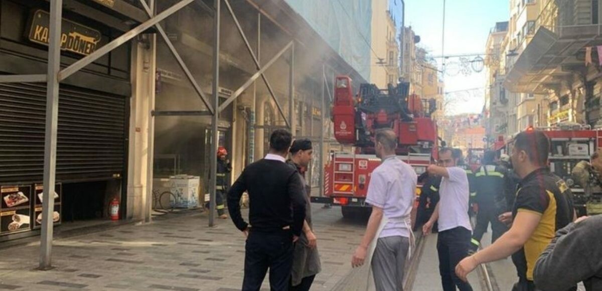 Son dakika! İstiklal Caddesi&#039;nde korkutan yangın: Alevler yandaki kiliseye sıçradı