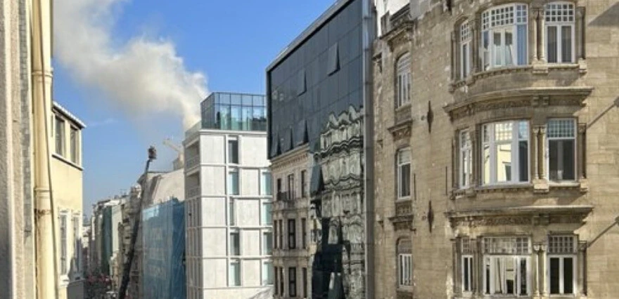 Son dakika! İstiklal Caddesi'nde korkutan yangın: Alevler yandaki kiliseye sıçradı